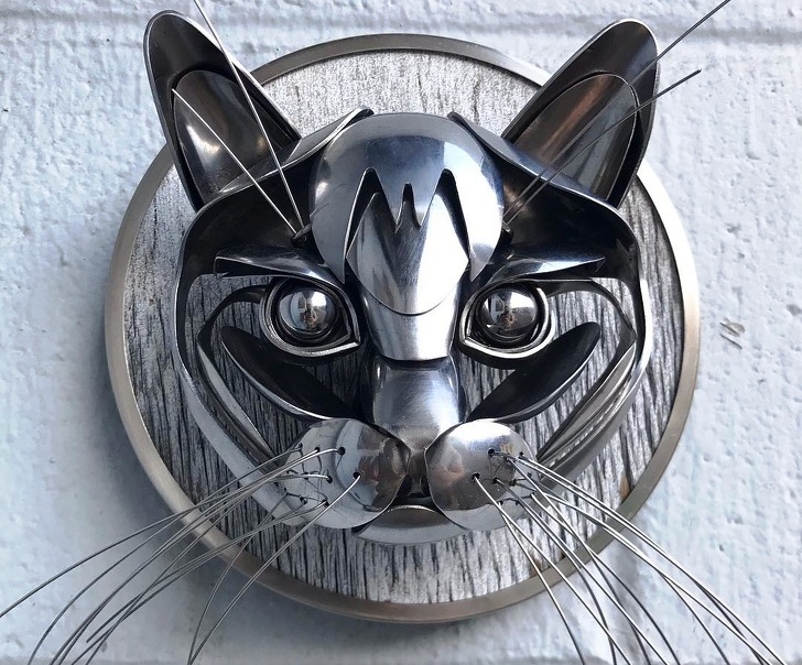 Уметник прави скулптури на животни од рециклирано сребро