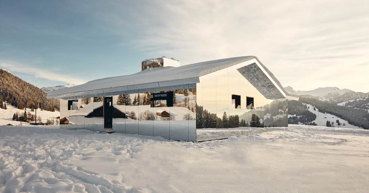 Уметник создава куќа од огледала што се соединува со природата и никогаш не изгледа исто