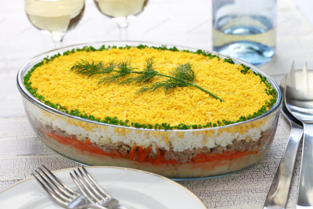 „Мимоза“ салата без шунка: Богато предјадење со јајца и сирење