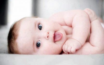 Зошто вашето бебе го плази својот јазик?