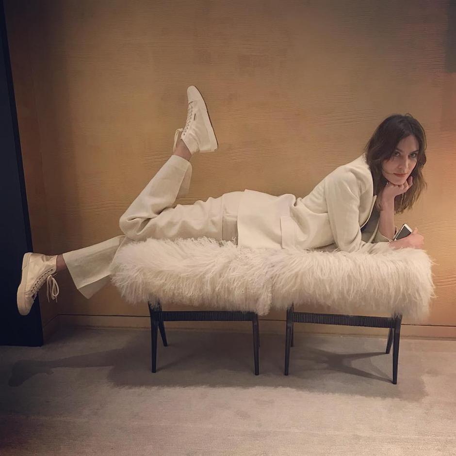 Женствено и удобно: 6 пролетни комбинации со бели патики