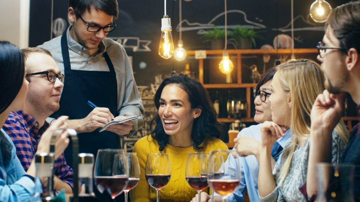 12 трикови што ги користат вработените во рестораните и во кафулињата за да манипулираат со вас