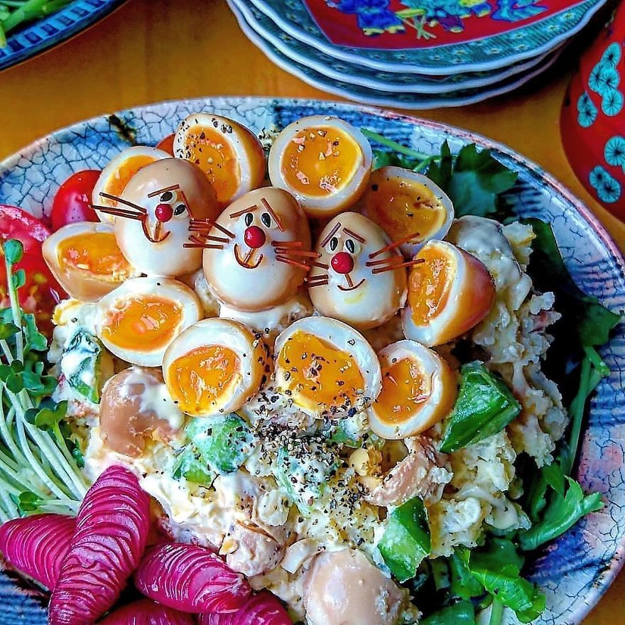 Оваа мајка на три деца од Јапонија има извонредни вештини за правење оброци со пржени јајца