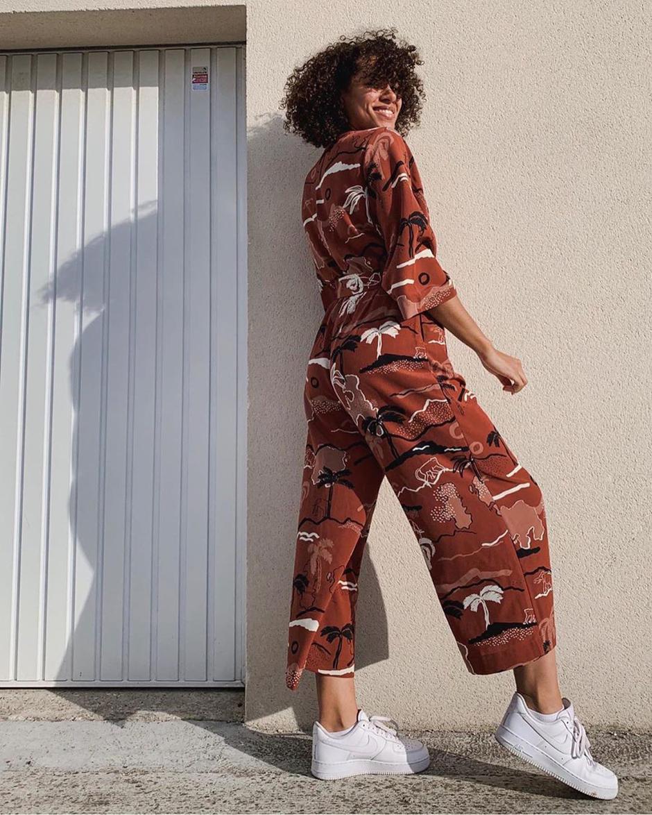 Женствено и удобно: 6 пролетни комбинации со бели патики