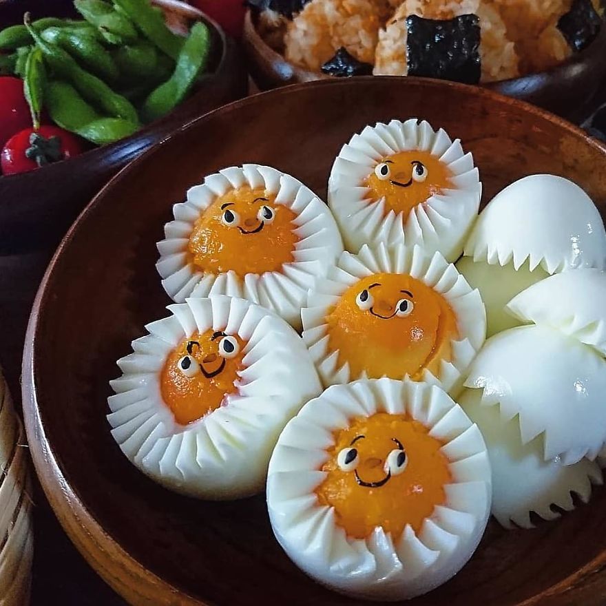 Оваа мајка на три деца од Јапонија има извонредни вештини за правење оброци со пржени јајца