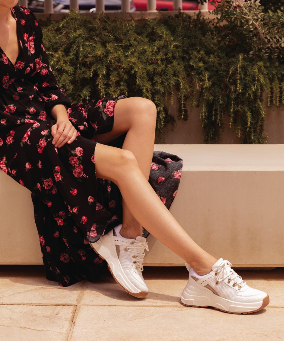 Женствено и удобно: 6 пролетни комбинации со бели патики