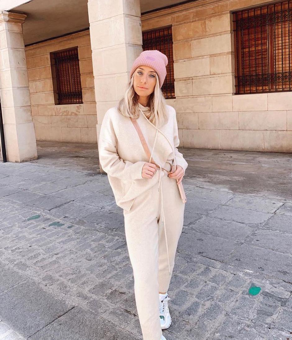 Женствено и удобно: 6 пролетни комбинации со бели патики