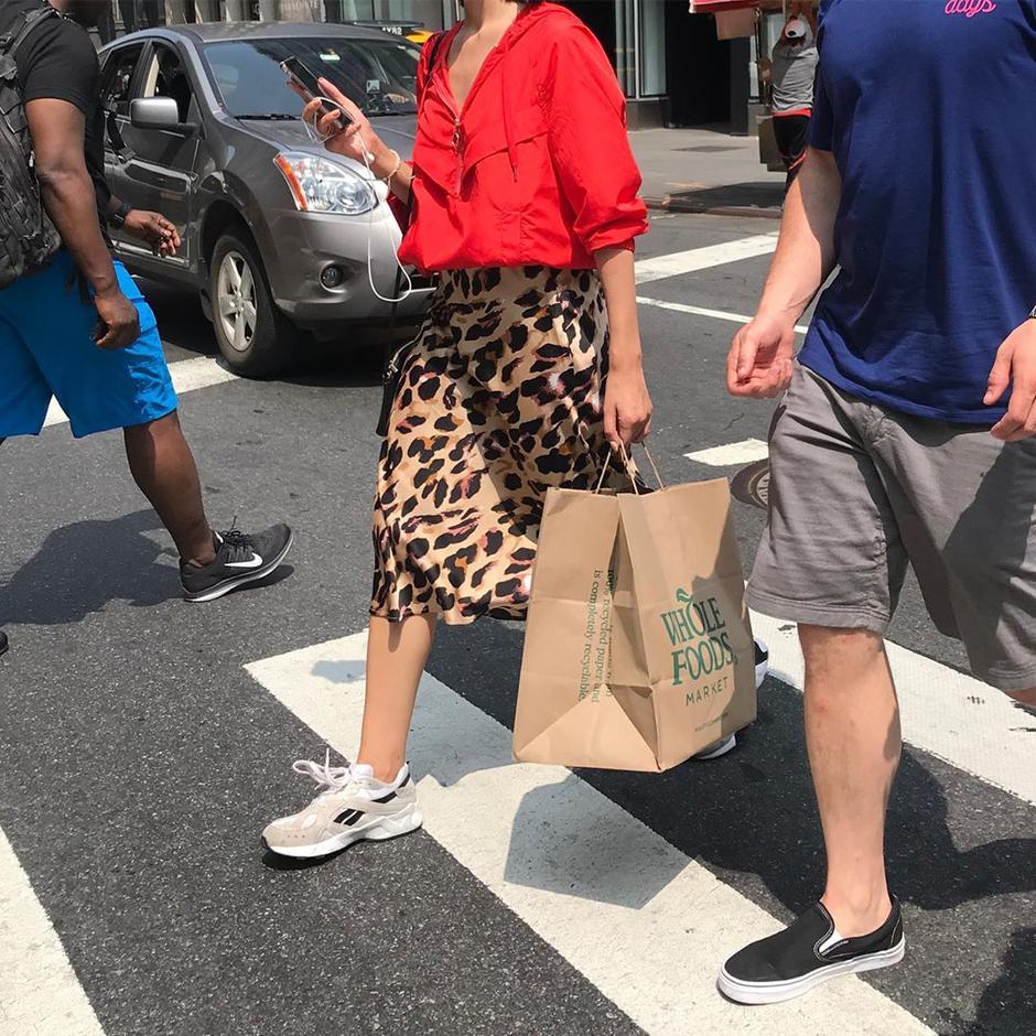 Женствено и удобно: 6 пролетни комбинации со бели патики