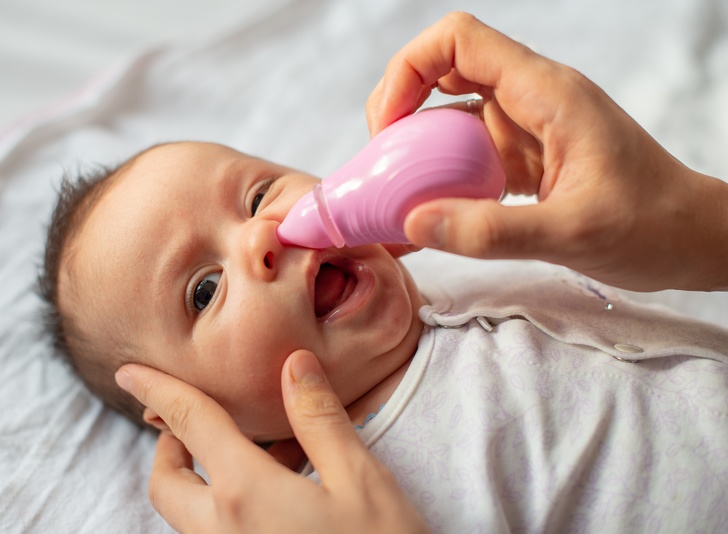 Зошто вашето бебе го плази својот јазик?