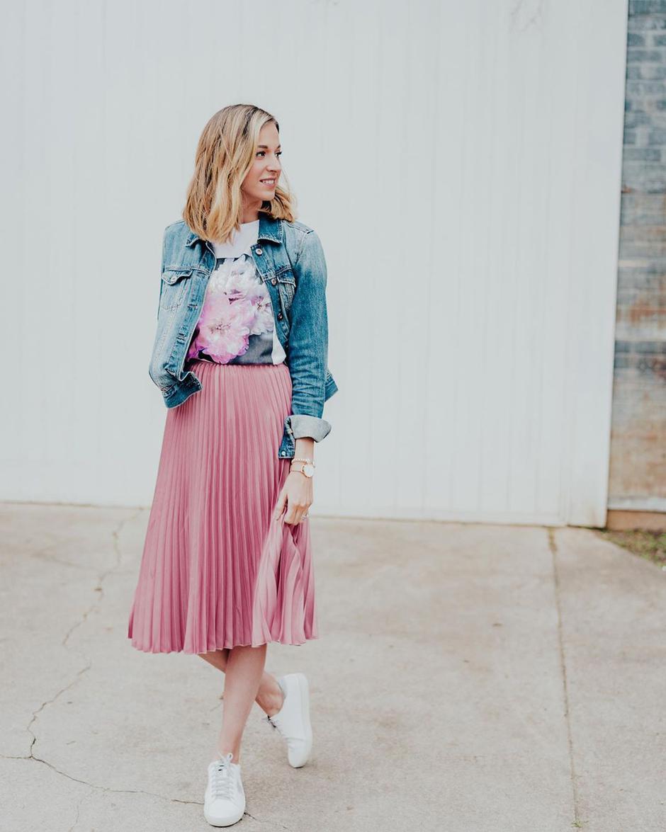 Женствено и удобно: 6 пролетни комбинации со бели патики