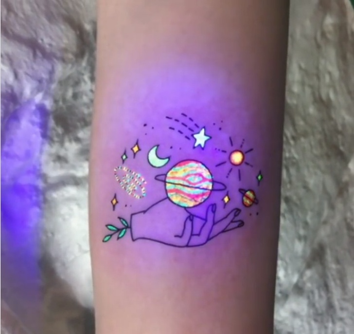 Уметник од Австралија прави тетоважи што светат под УВ-светлина и изгледаат магично
