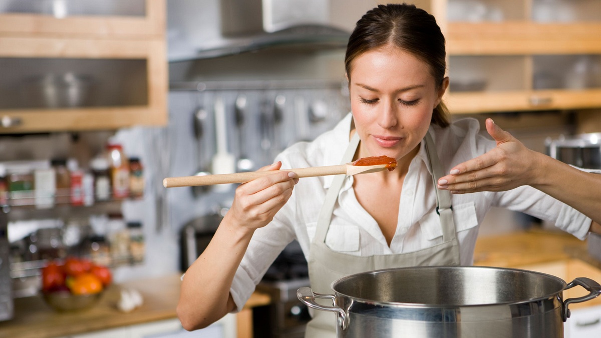 Брза помош за неуспешни оброци и десерти: Овие 10 кулинарски трикови ќе го спасат секое јадење