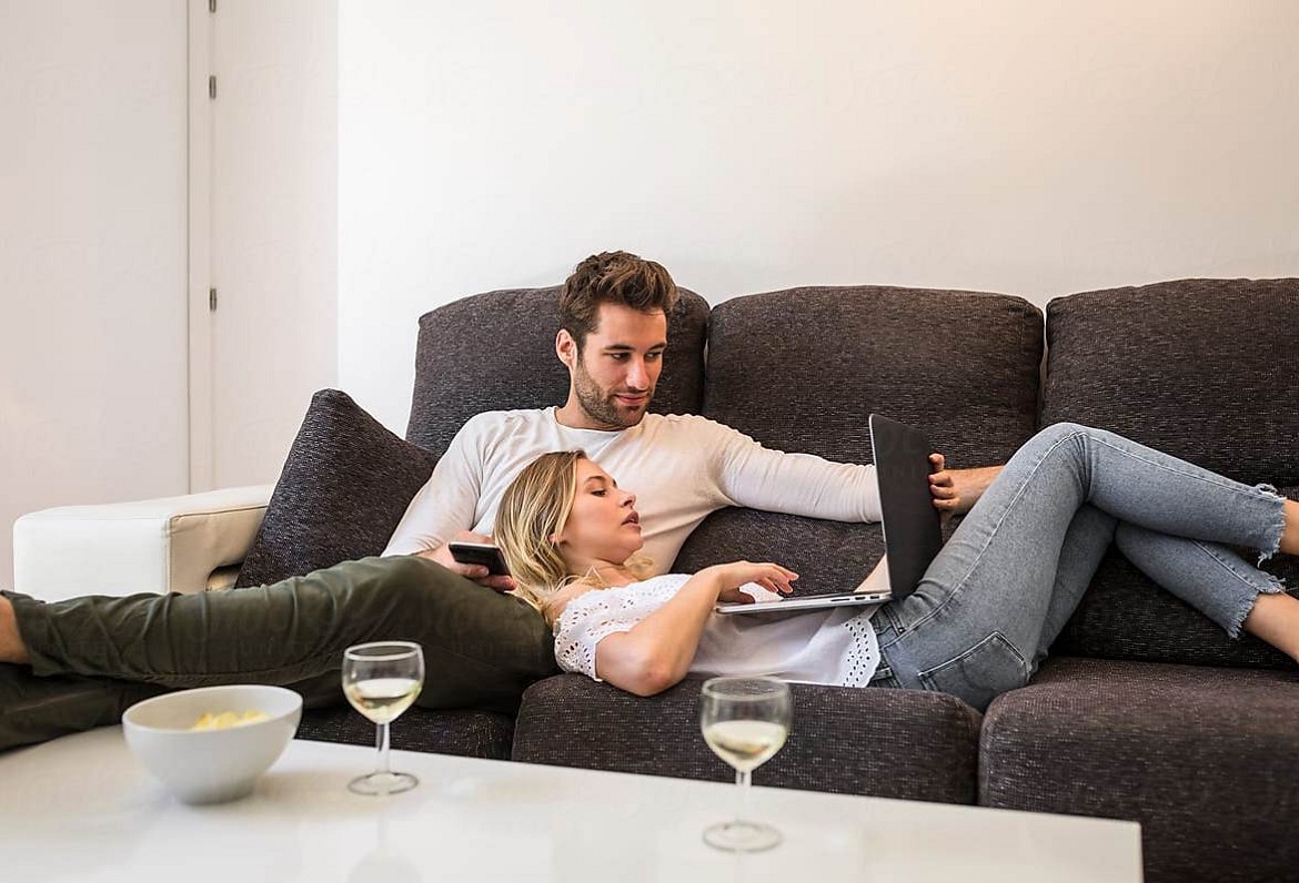 Ќе ви измамат насмевка на лицето: Предлози за совршена филмска вечер во вашиот удобен дом