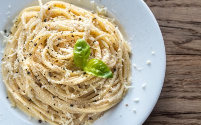 Шпагети со печен лук и пармезан: Вкусен оброк што ги буди сите ваши сетила