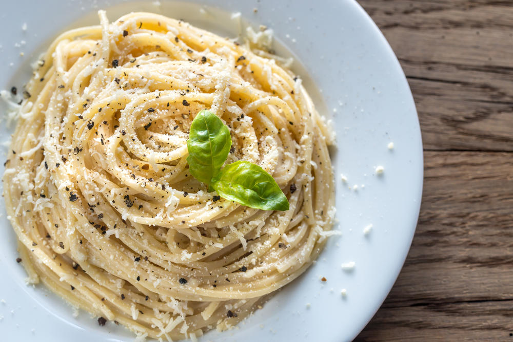 Шпагети со печен лук и пармезан: Вкусен оброк што ги буди сите ваши сетила