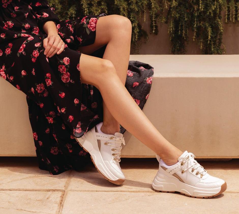 Женствено и удобно: 6 пролетни комбинации со бели патики