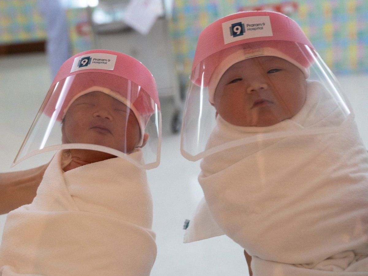 Тајланд: Новороденчиња добија визири и го разнежија светот