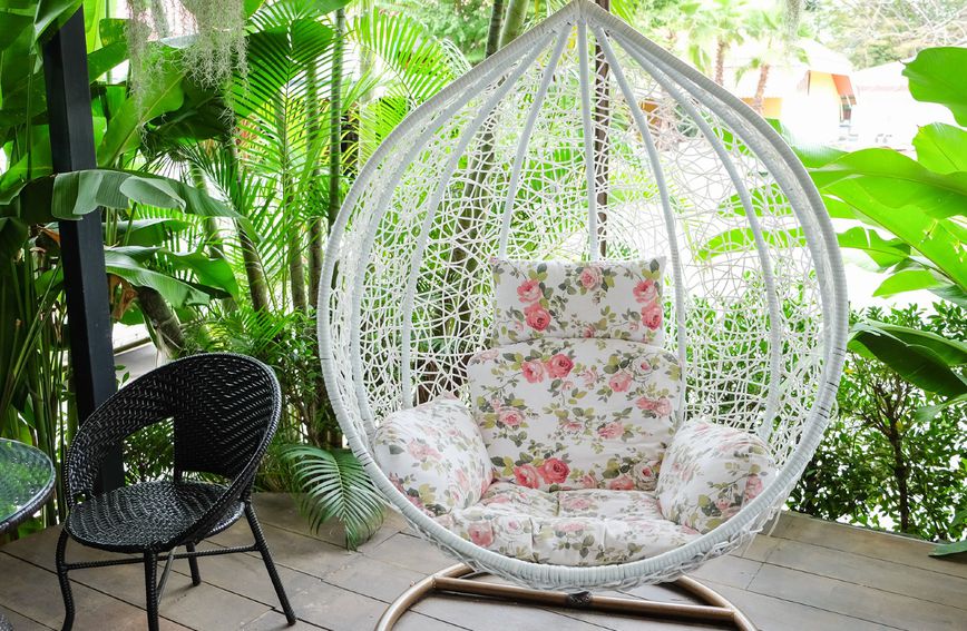 Висечки фотелји и нишалки: Популарни модели совршени за балкони и дворови