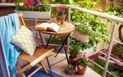 Како да го претворите малиот балкон во идилична пролетна оаза?