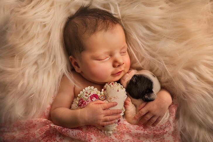 15 фотографии од новороденчиња со животни што ќе ве шармираат