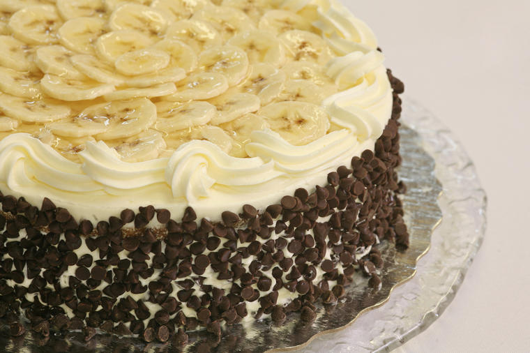 Банана сплит торта: Неодолив десерт што сите го обожаваат