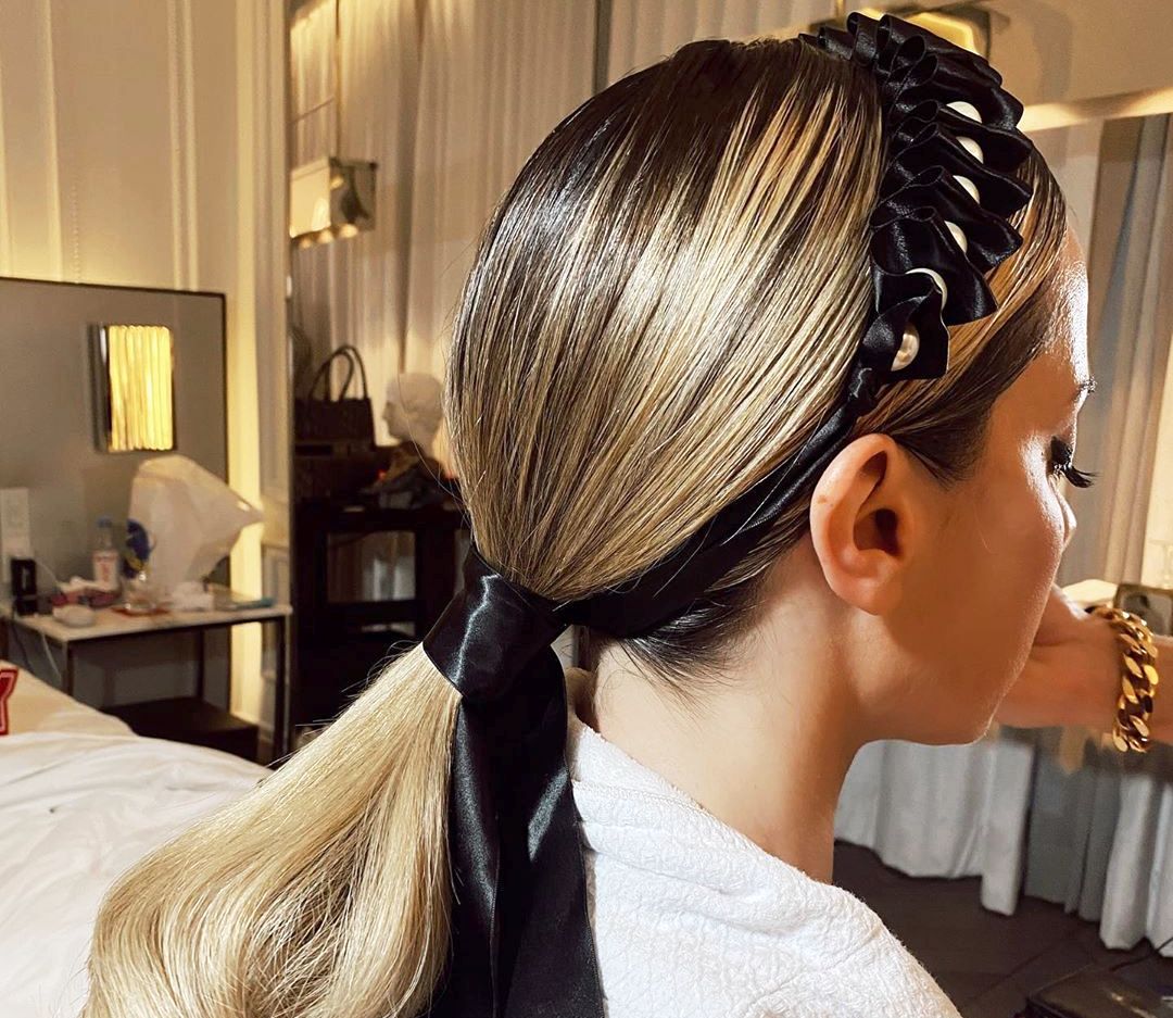 Како да бидете средени додека сте во карантин: 6 фризури со кои ќе ја скриете мрсната коса