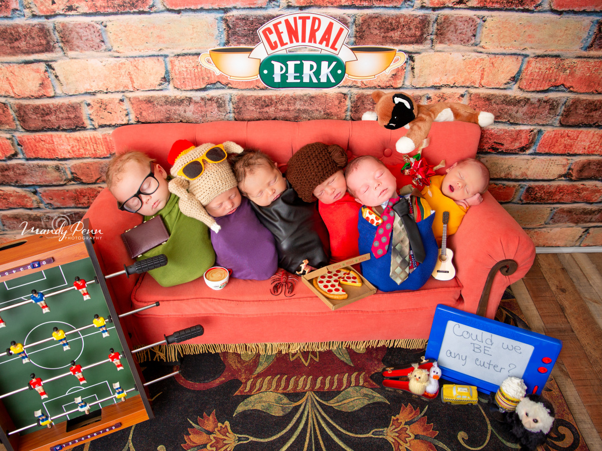 Фотографии од бебиња облечени како ликовите од серијата „Пријатели“ ќе ги воодушеват сите обожаватели