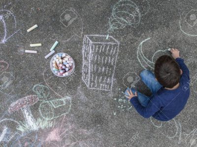 Наместо да ги фрлате лушпите од јајцата, направете креда за цртање на тротоар