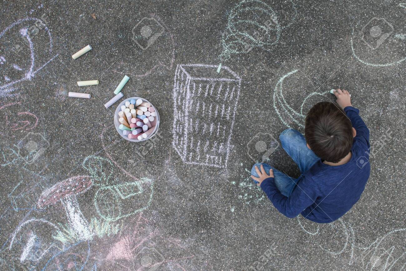 Наместо да ги фрлате лушпите од јајцата, направете креда за цртање на тротоар