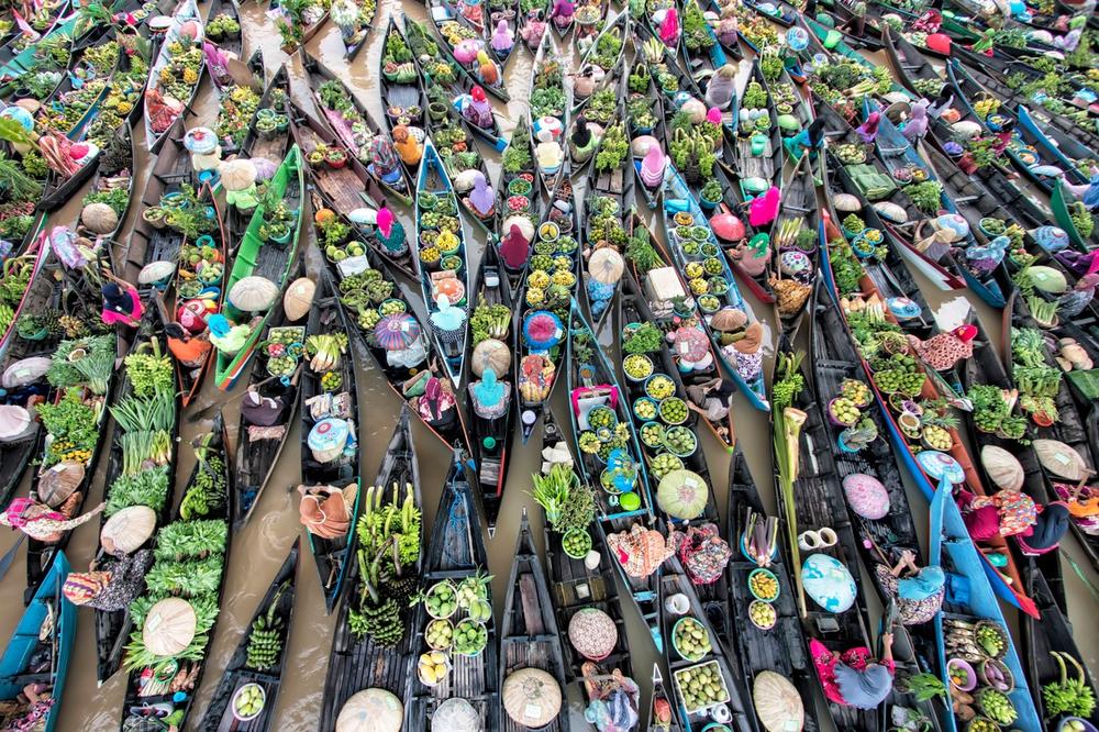 Запловете низ вкусовите, аромите и боите на индонезискиот пловечки пазар
