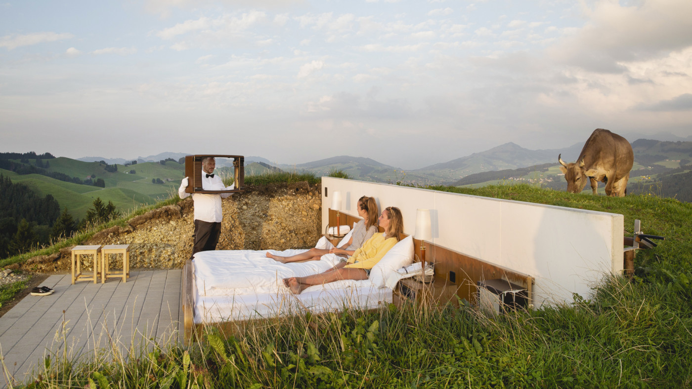 Хотел со 0 ѕвезди во кој собите немаат прозорци, врати и покрив