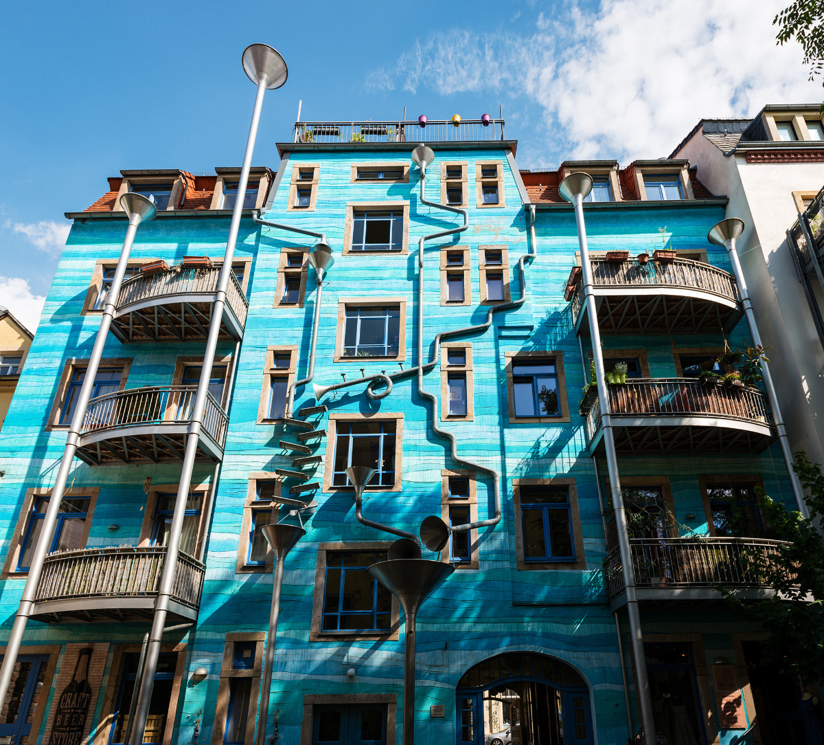 Чудната зграда во која е тешко да заспиете на дождлив ден