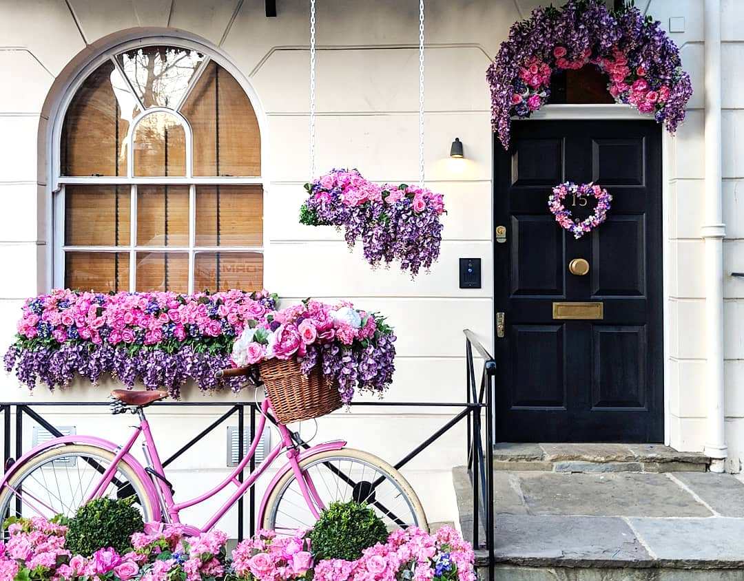 Влезната врата ќе го истакне домот: Украсете ја со цвеќиња или со растенија