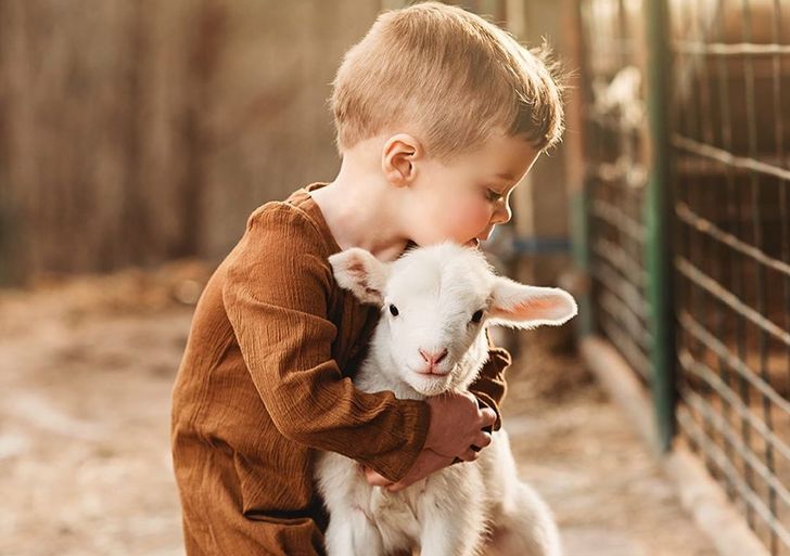 15 слатки фотографии од деца што гушкаат животни