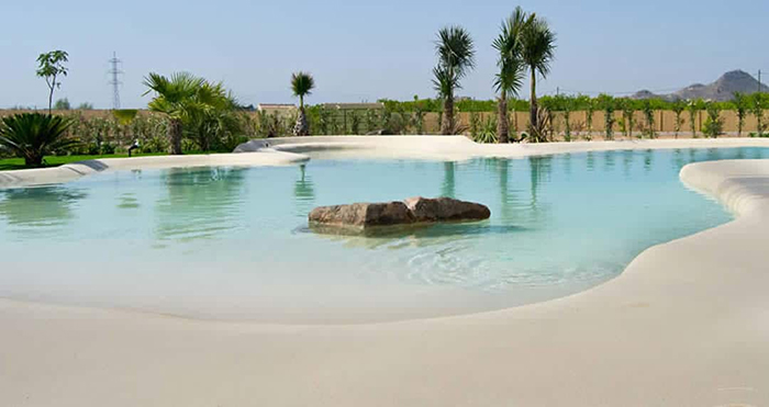 Луѓето ги претвораат своите дворови во места за одмор со „песочни базени“