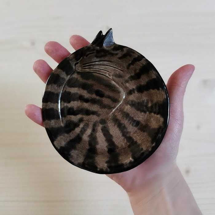 Уметник од Русија создава симпатични керамички садови во форма на свиткани мачки