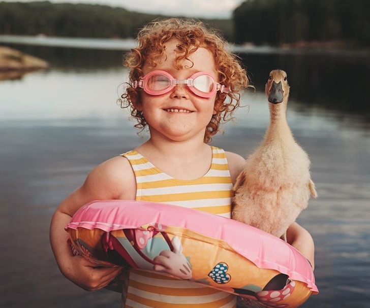 15 слатки фотографии од деца што гушкаат животни