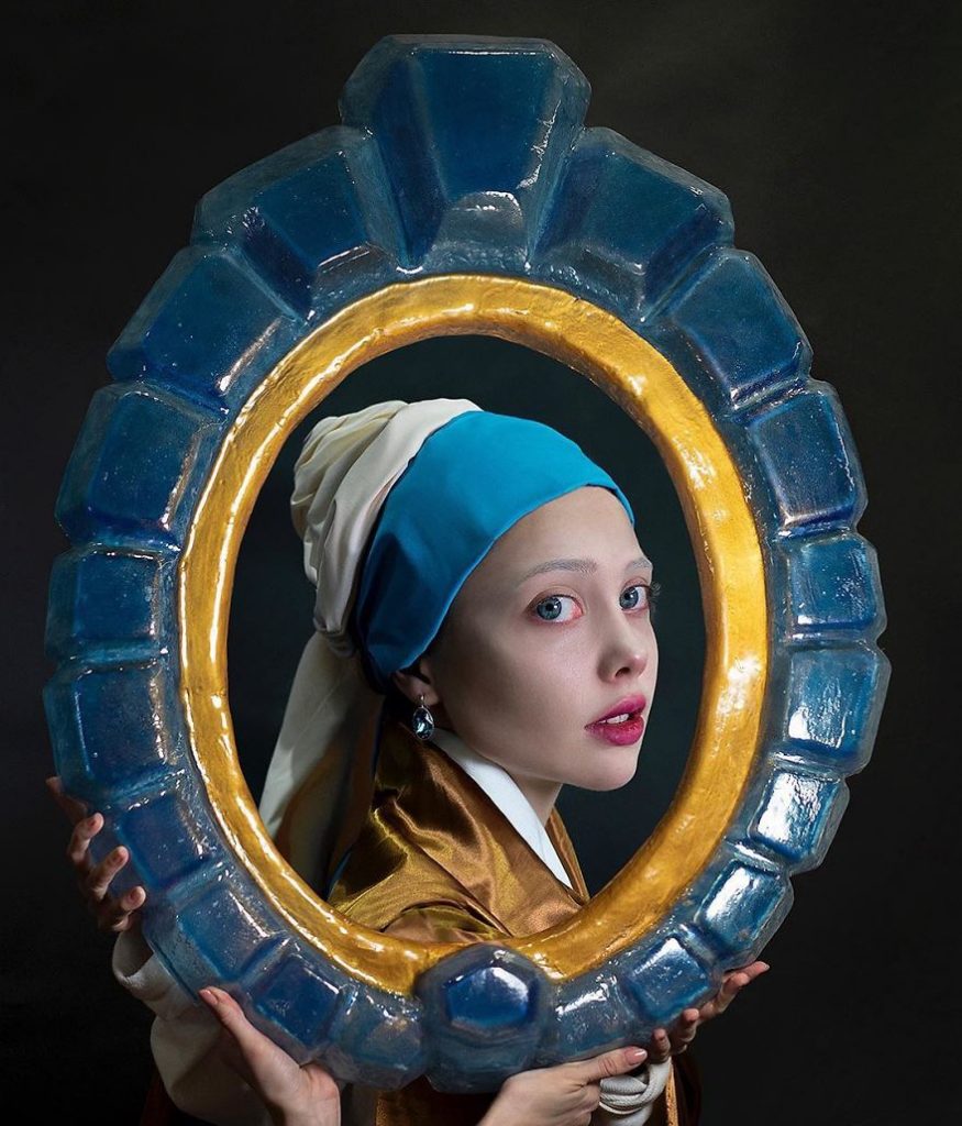 Артистка од Русија стана популарна на социјалните мрежи со нејзините бизарни фотографии