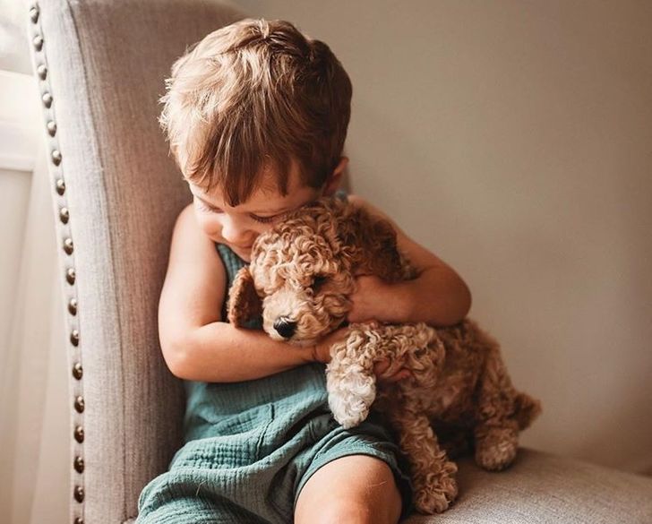 15 слатки фотографии од деца што гушкаат животни