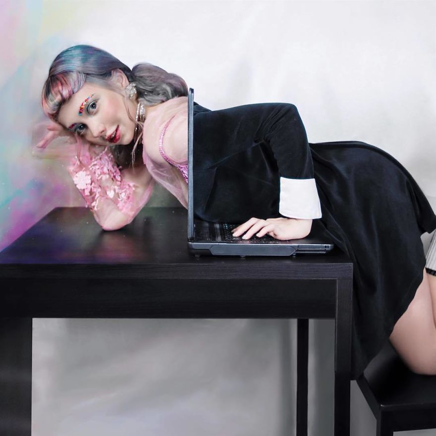 Артистка од Русија стана популарна на социјалните мрежи со нејзините бизарни фотографии