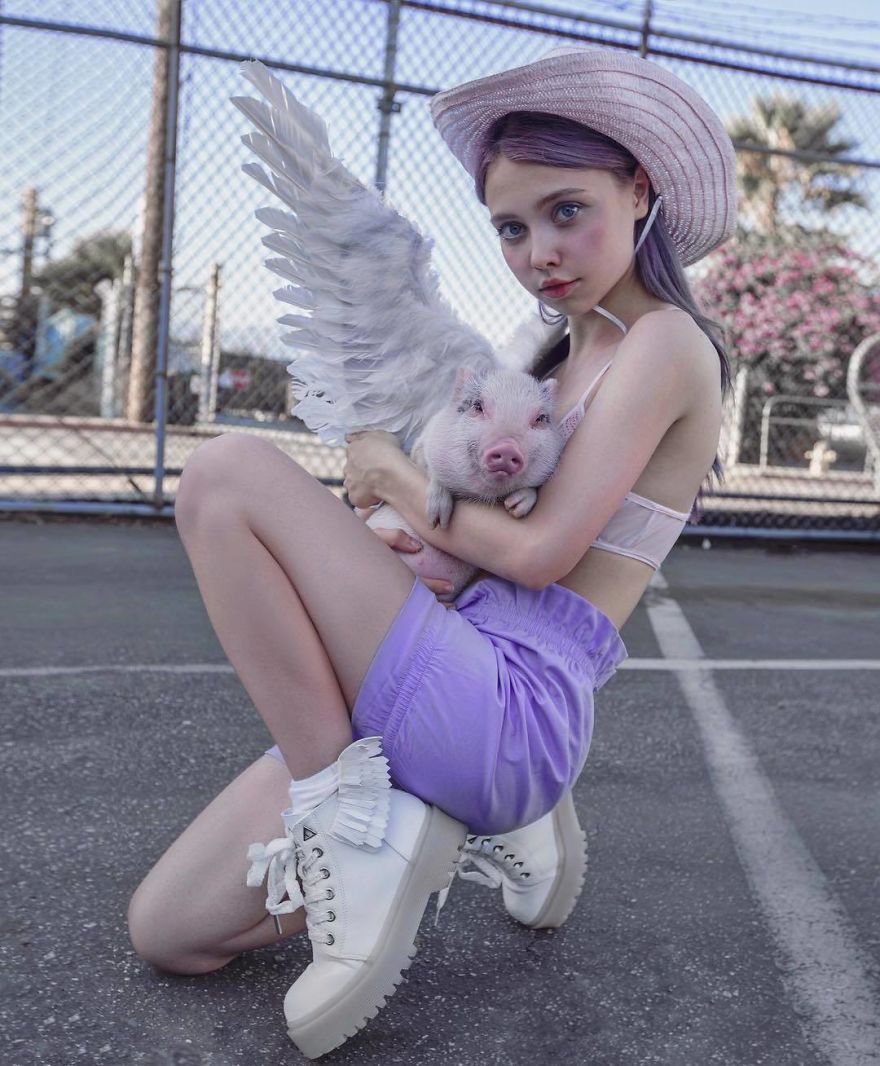 Артистка од Русија стана популарна на социјалните мрежи со нејзините бизарни фотографии