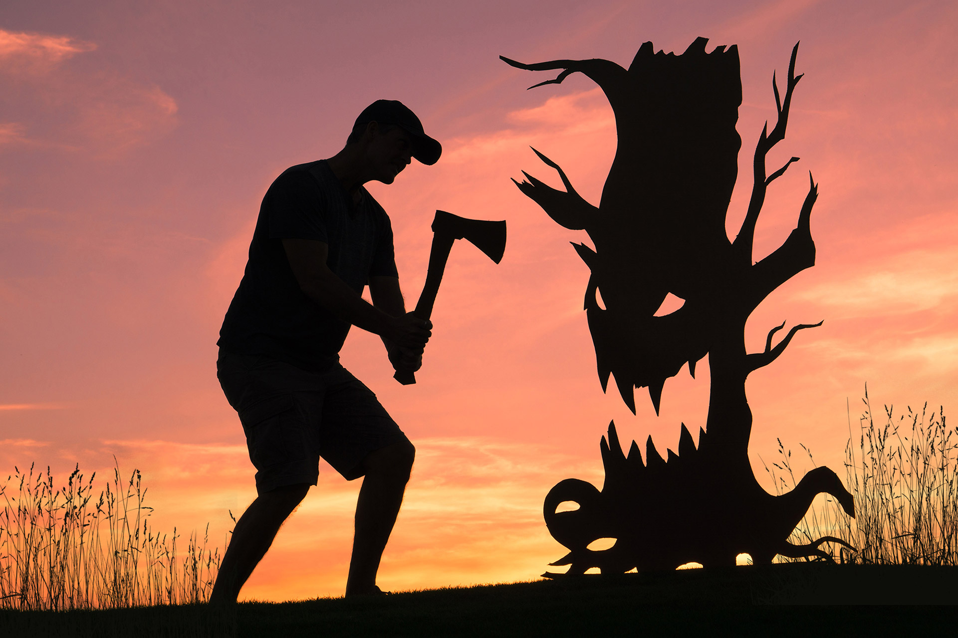 Фотограф создава неверојатни фотографии со картонски силуети за време на зајдисонце