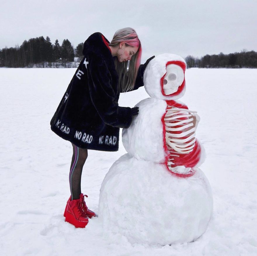 Артистка од Русија стана популарна на социјалните мрежи со нејзините бизарни фотографии