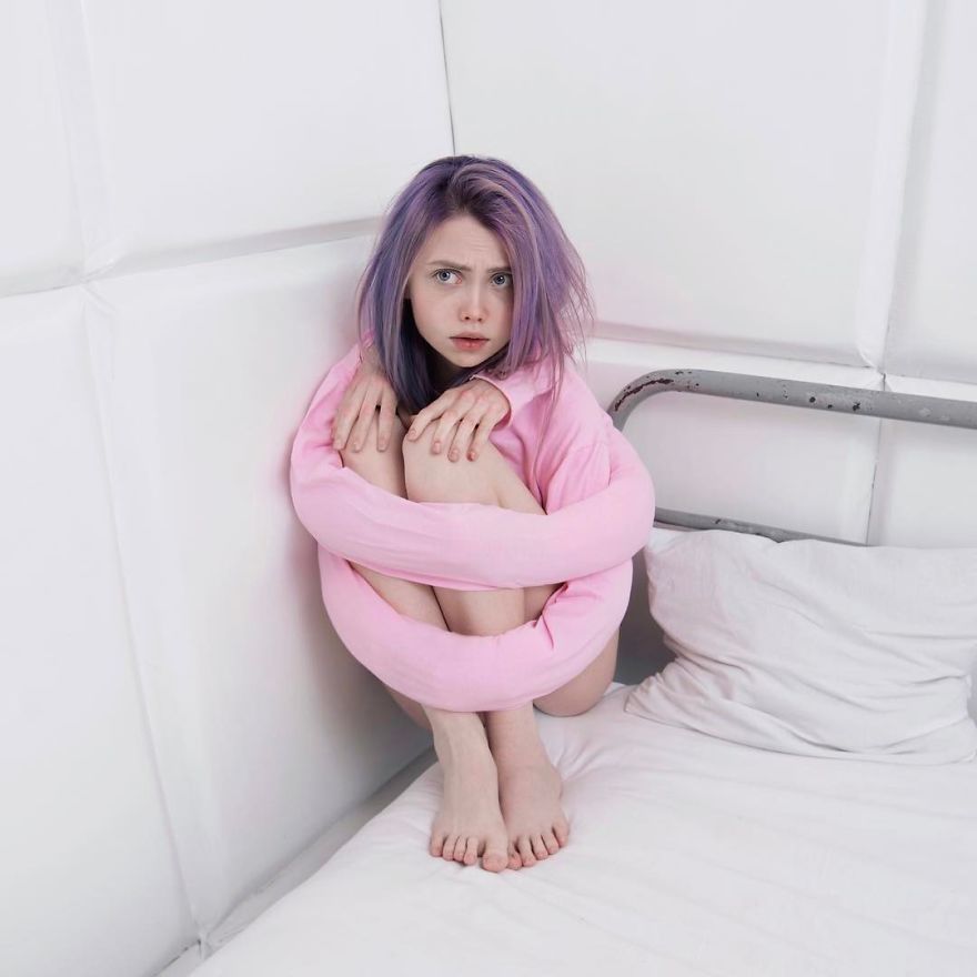 Артистка од Русија стана популарна на социјалните мрежи со нејзините бизарни фотографии