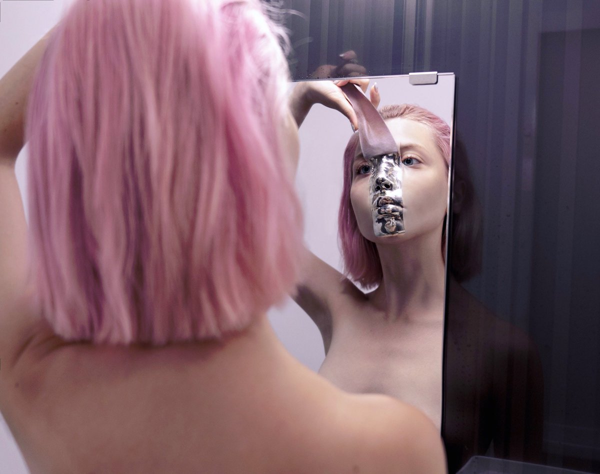 Артистка од Русија стана популарна на социјалните мрежи со нејзините бизарни фотографии