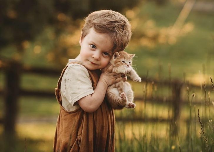15 слатки фотографии од деца што гушкаат животни