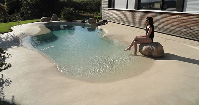 Луѓето ги претвораат своите дворови во места за одмор со „песочни базени“
