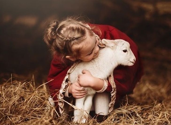 15 слатки фотографии од деца што гушкаат животни