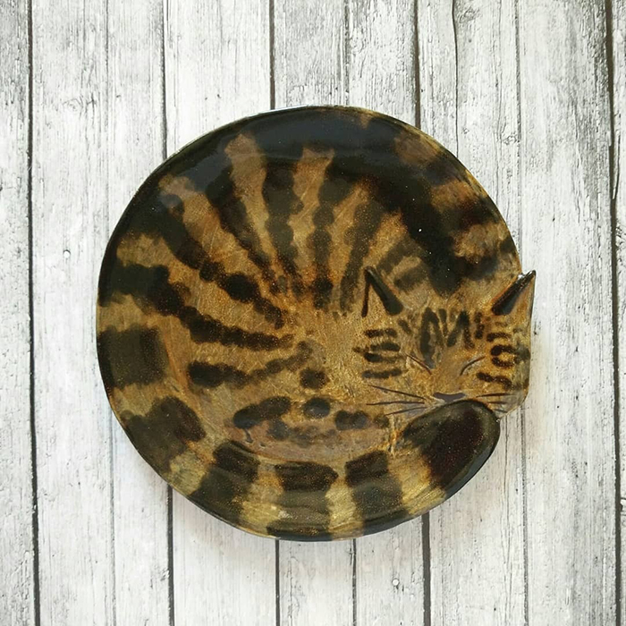 Уметник од Русија создава симпатични керамички садови во форма на свиткани мачки