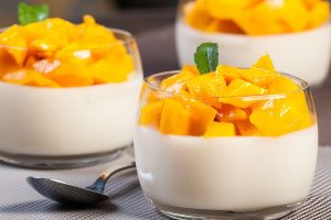 Млечен крем од гриз и павлака: Кремаст десерт со овошје по желба